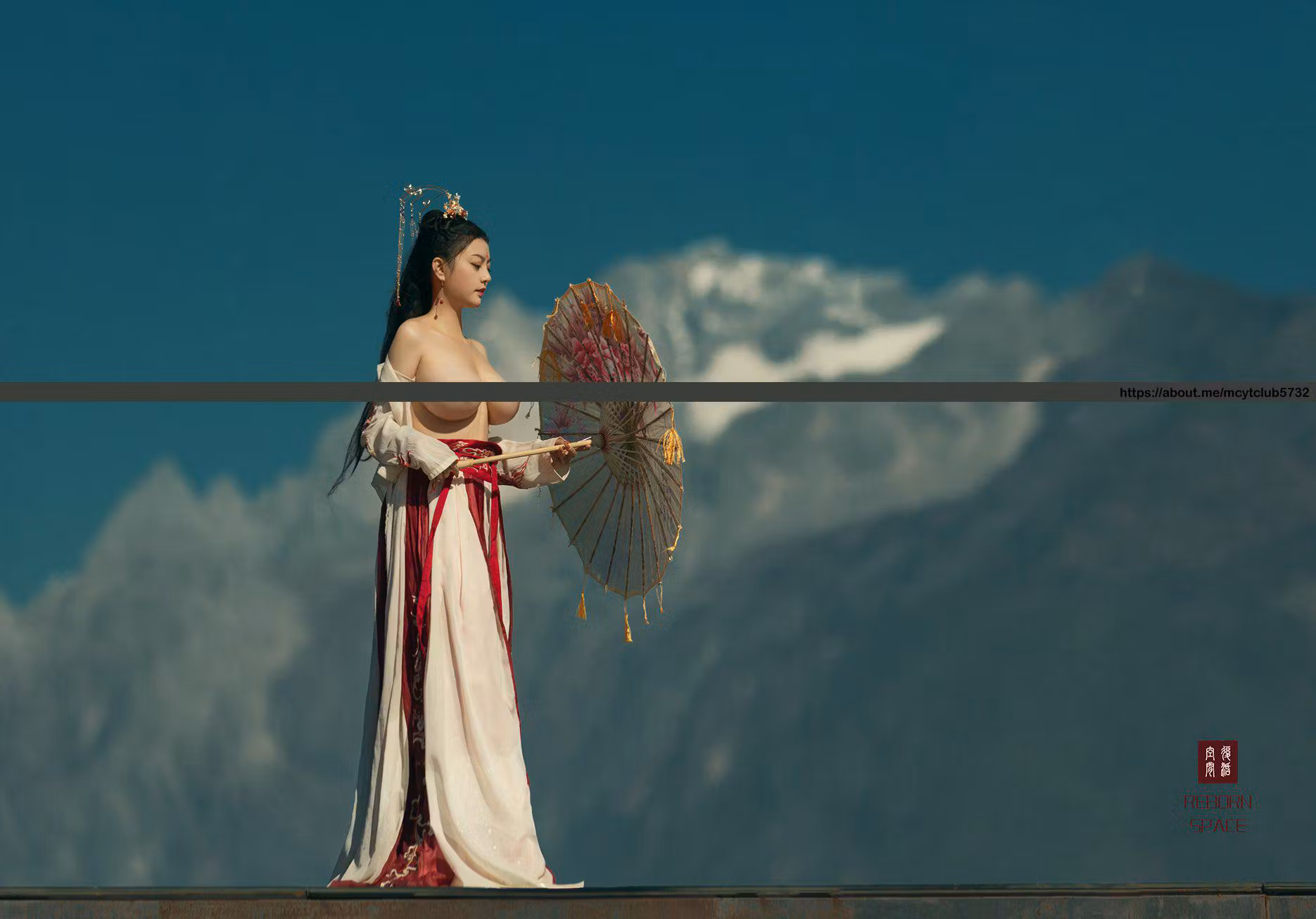 网红女神展现古典国风白嫩肌肤与粉嫩身姿